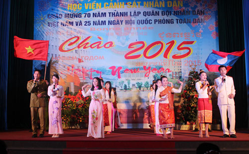 Tiết mục hát múa “Hà Nội – Viêng chăn” của lưu học sinh Lào tại Học viện CSND